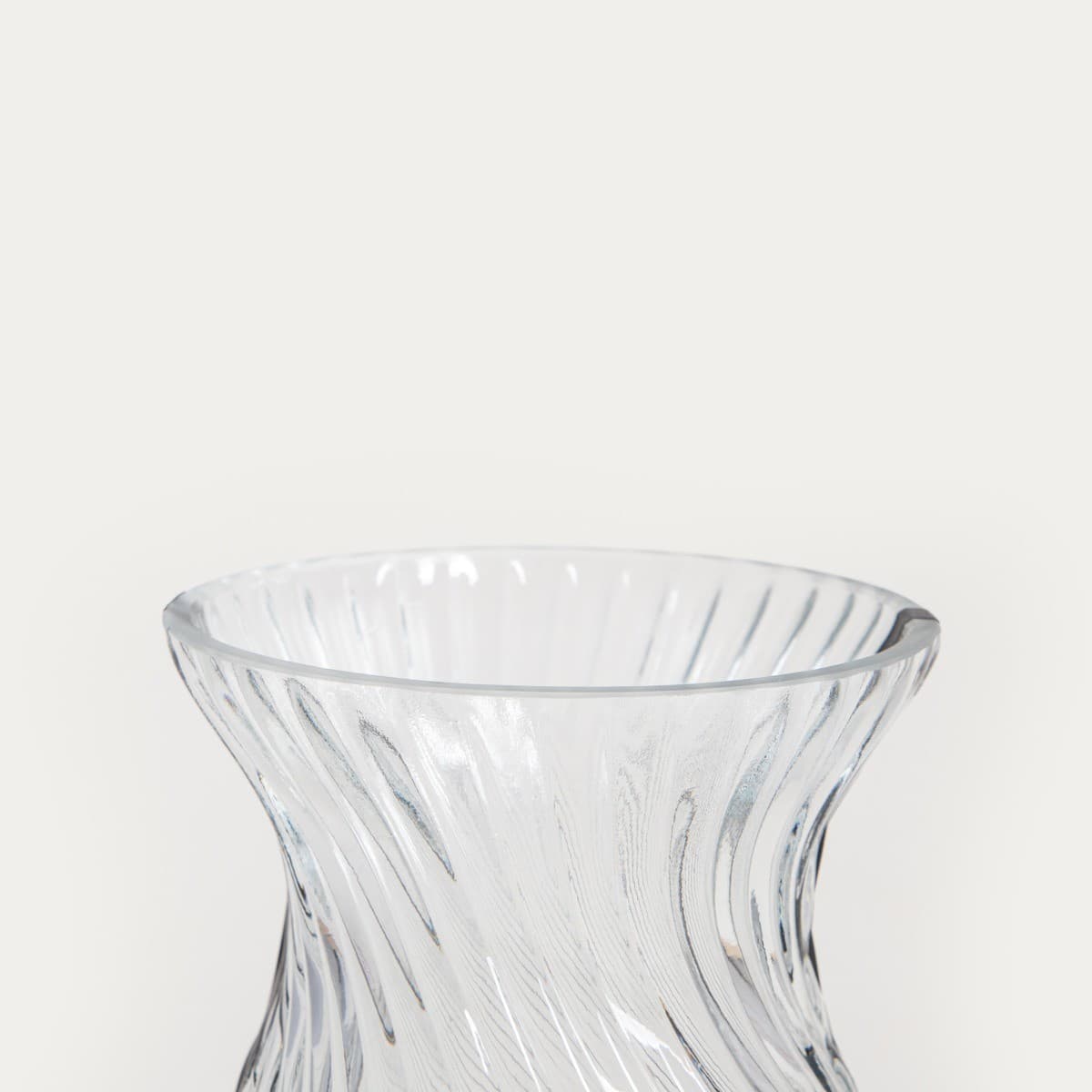 HOMLA YUUE váza z priehľadného ryhovaného skla 12 × 20,5 cm