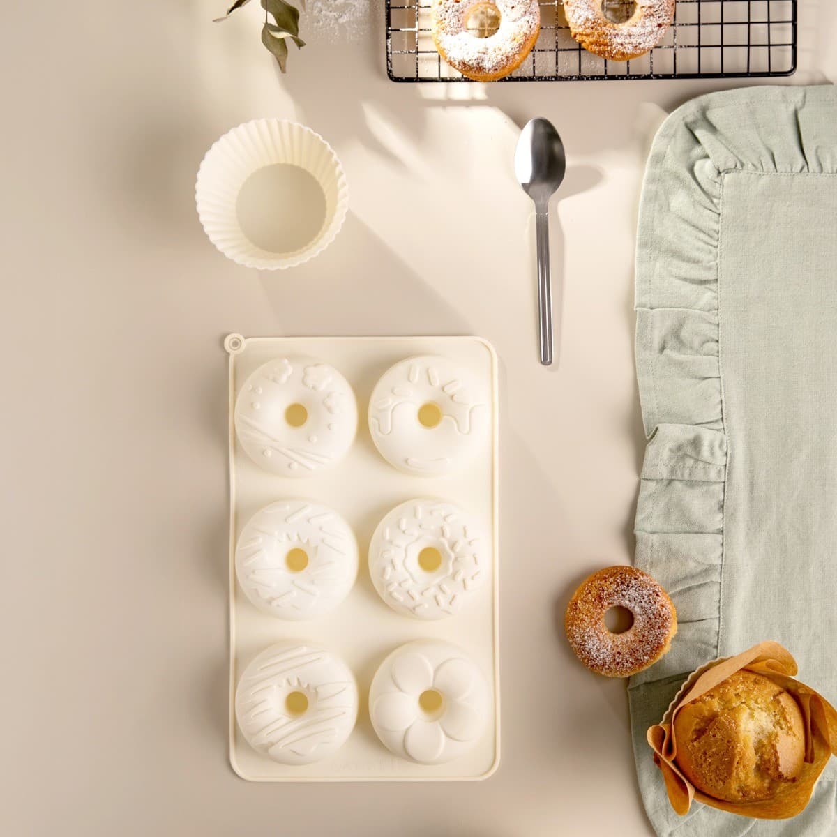 Forma na donuty MOLLIS silikónová krémová 27 × 16,5 cm