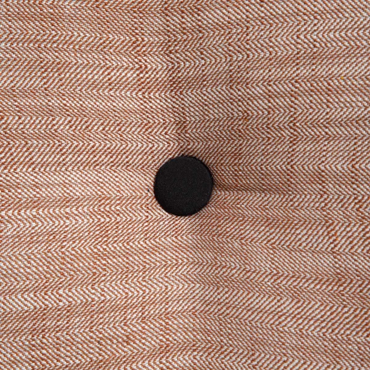 Vankúš CALIXO hnedý s gombíkom a lemom 45 × 45 cm