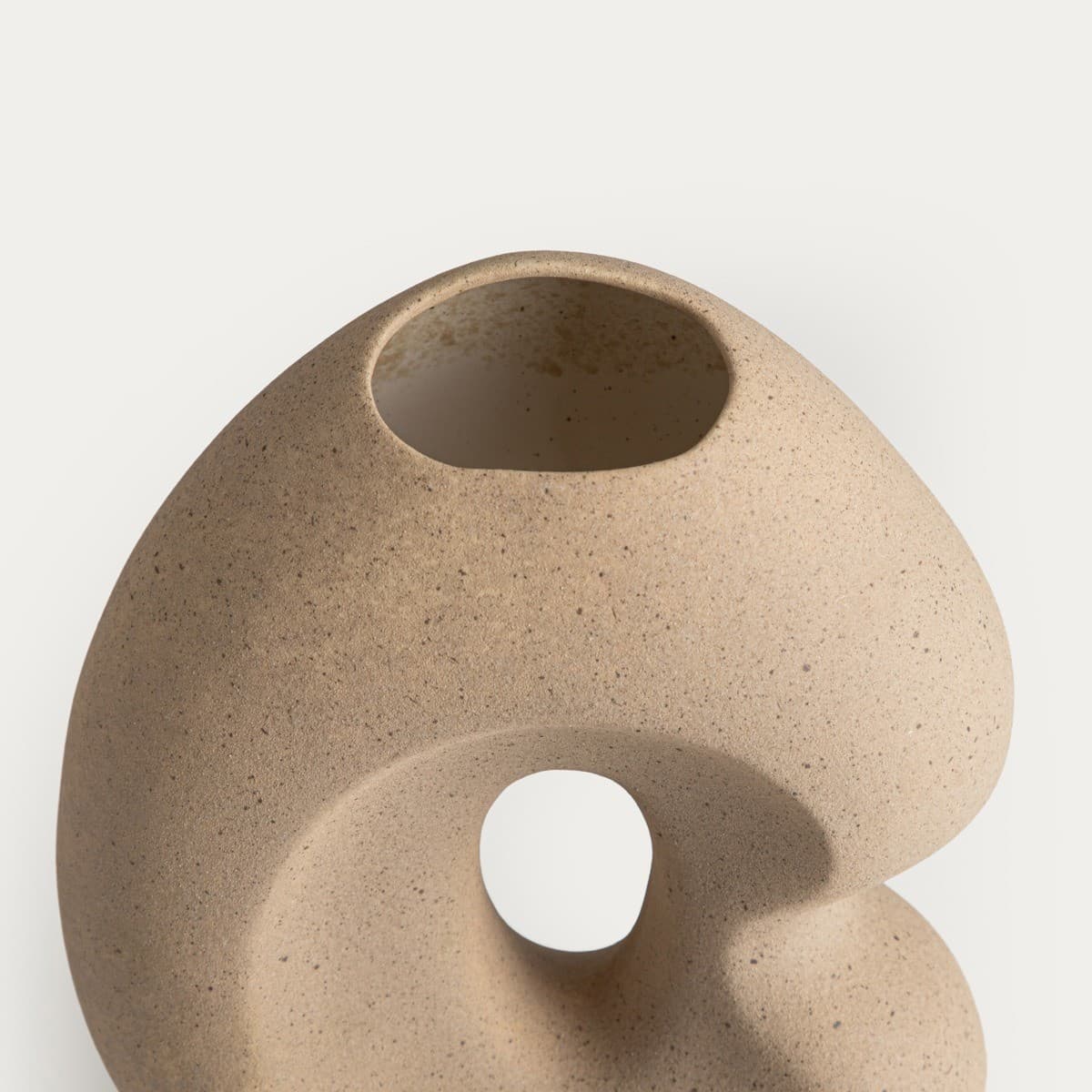 Keramická váza BELLARO béžová s otvorom 18,5 × 10 × 23 cm